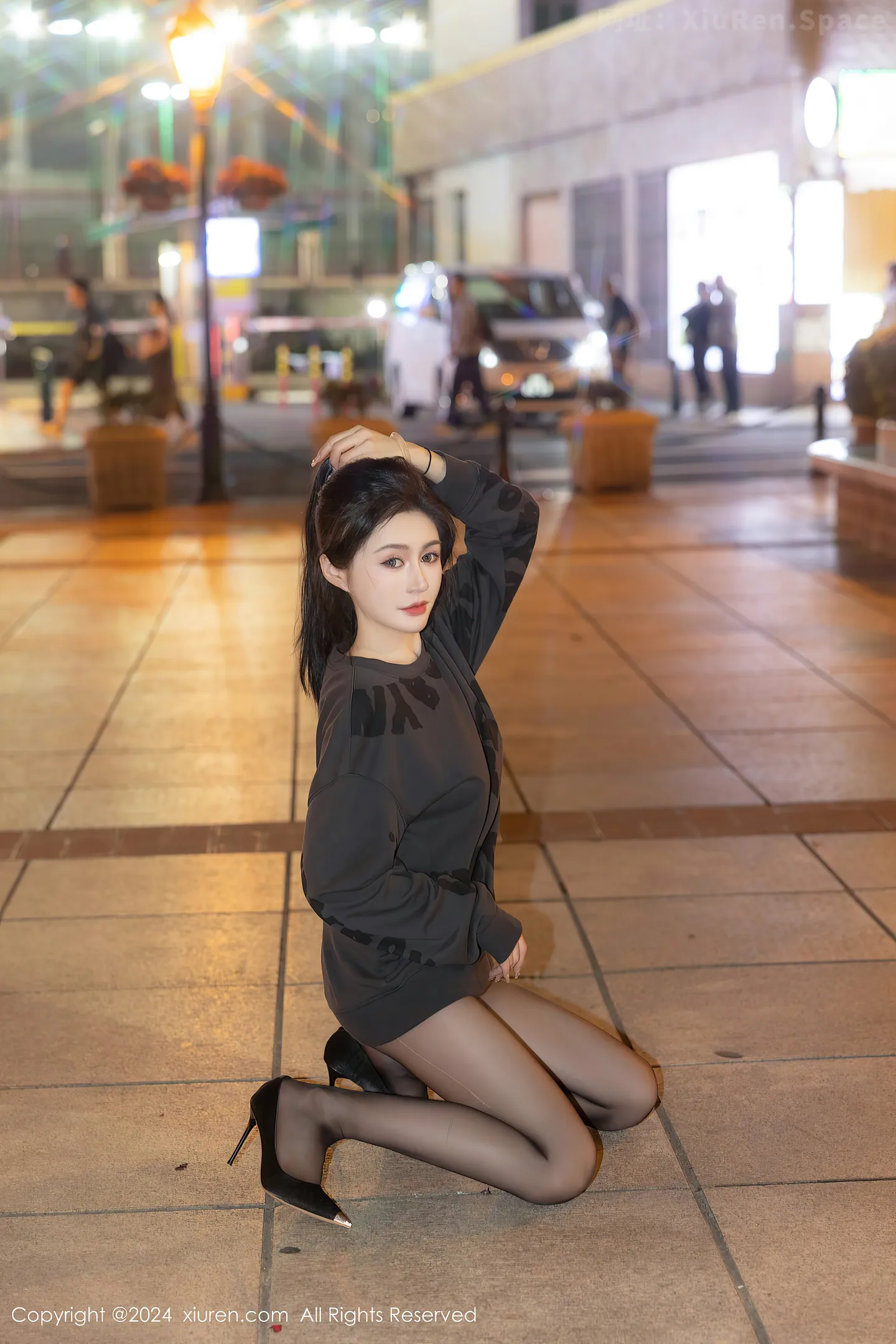 图片[4]-[XiuRen秀人网]VOL.8285 模特林幼一户外性感灰色卫衣配超薄无内黑丝秀翘臀美腿诱惑写真56P-秀人网官方网站